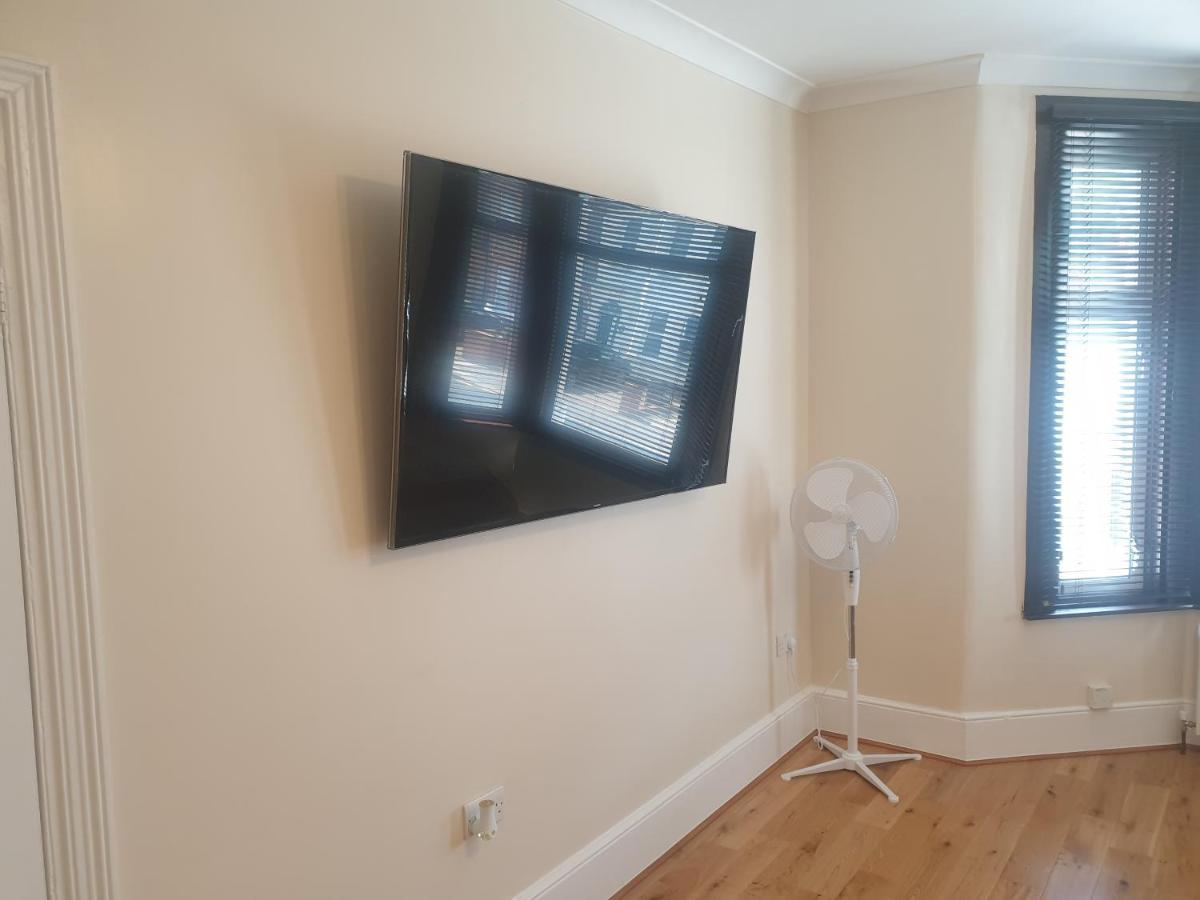 London Luxury 2 Bedroom Flat 5Min Walk From Overground, With Free Wifi, Free Parking-Sleeps X6 일포드 외부 사진