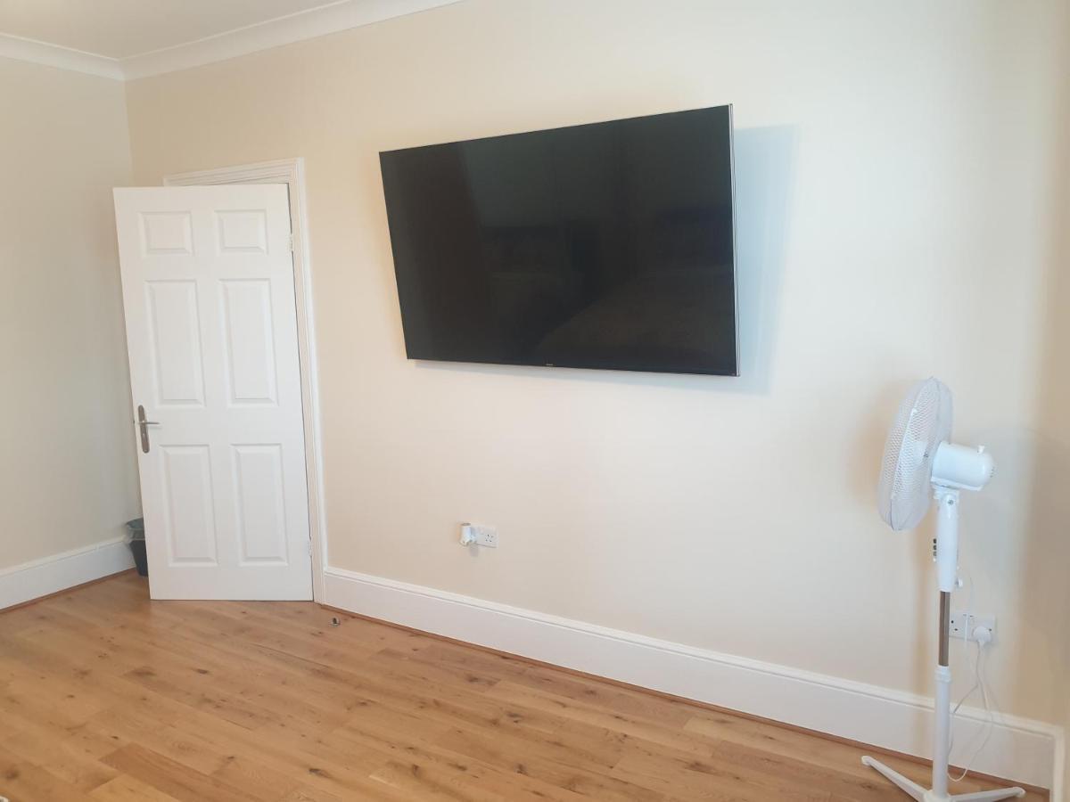 London Luxury 2 Bedroom Flat 5Min Walk From Overground, With Free Wifi, Free Parking-Sleeps X6 일포드 외부 사진